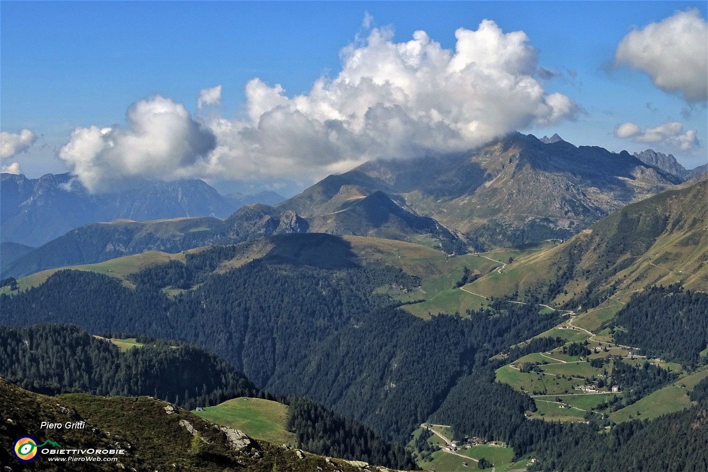 30 Vista dal Pizzo Rotondo verso la vallata del San Marco.JPG -                                